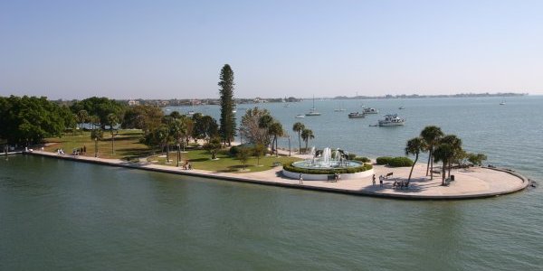 Sarasota Florida Dining on the Gulf of Mexico with expansive sandy beaches, lodging, vacation rentals, condominiums, cottages, homes, hotels and motels, offering fun eco-friendly activities, nearby attractions, restaurants, shopping and nightlife.