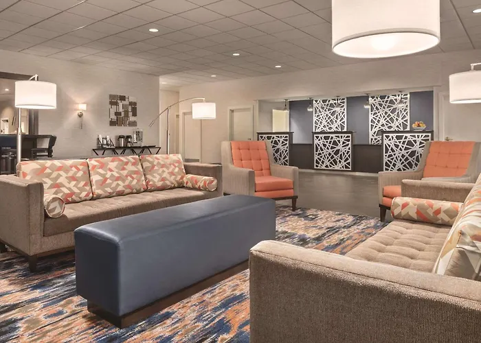 Top Fond du Lac Hotels with Refreshing Pool Retreats